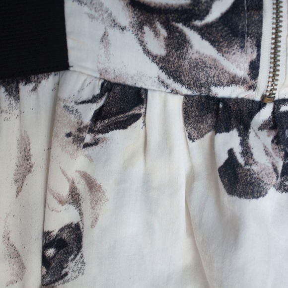 Cream dress with black rose print - Picture 6 of 7